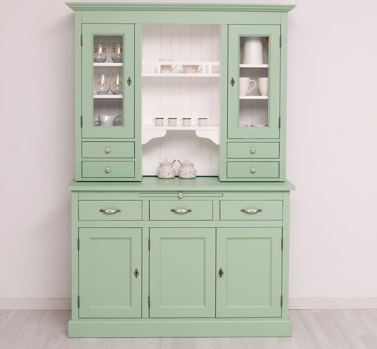 Küchen- und Buffetschrank aus Massivholz im Landhausstil