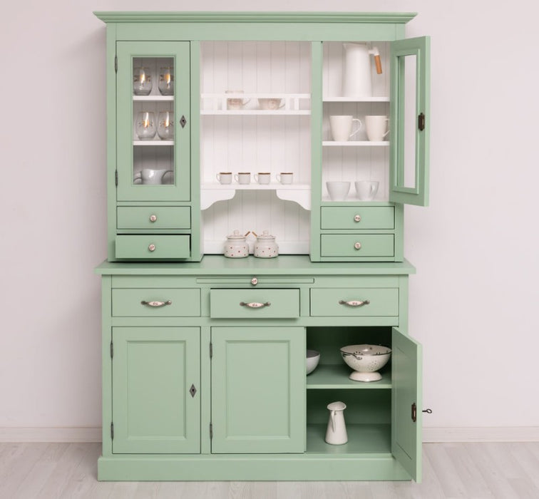 Küchen- und Buffetschrank aus Massivholz im Landhausstil