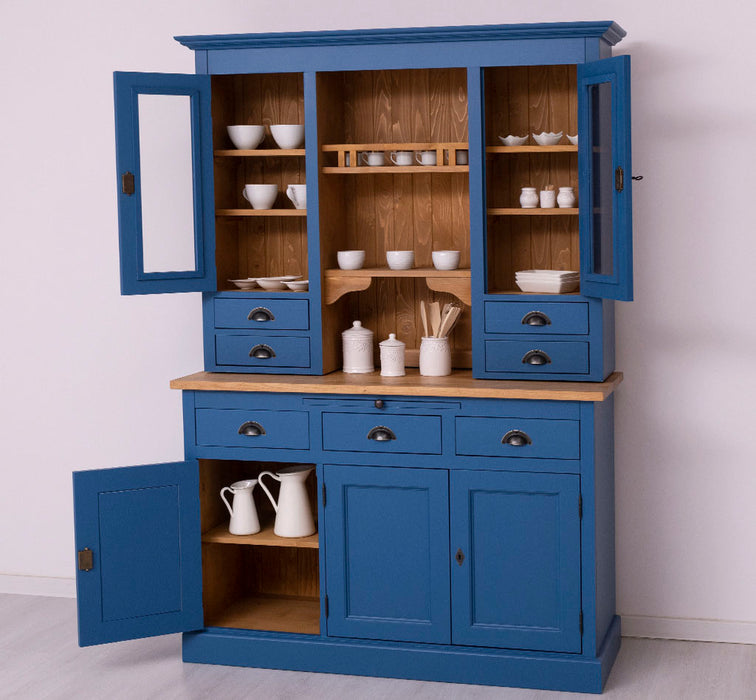 Küchen- und Buffetschrank aus Massivholz im Landhausstil