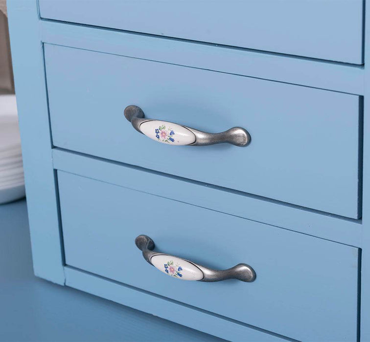 Küchen- und Buffetschrank aus Massivholz im Landhausstil -