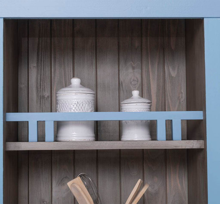 Küchen- und Buffetschrank aus Massivholz im Landhausstil -