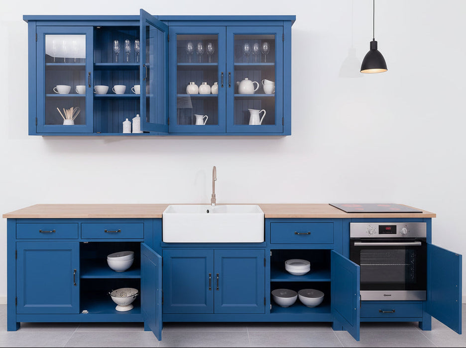 Küchenzeile aus Massivholz Blau mit Eichenplatte großem Hängeschrank Besteck- und Vorratsschrank | Massivholzküche -