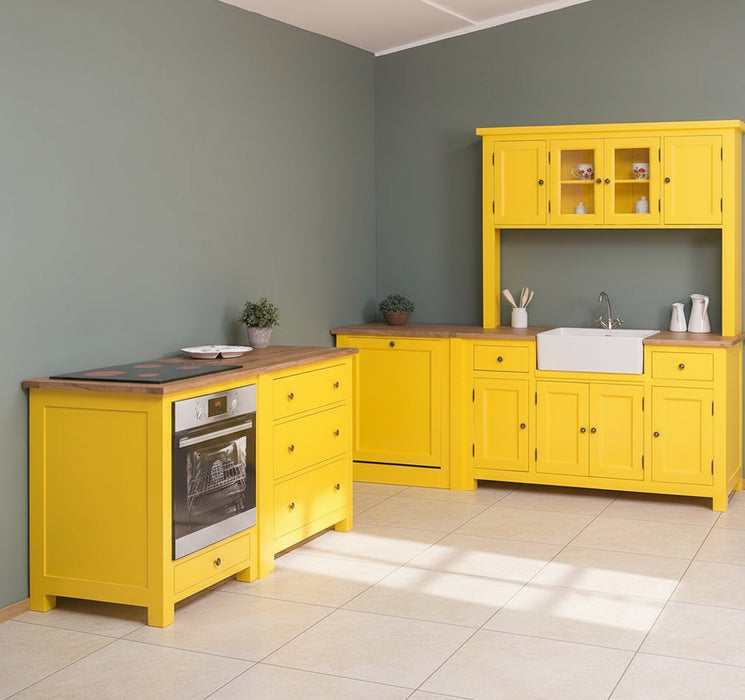 Küchenzeile aus Massivholz in Gelb- Komplette Massivholzküche mit freistehendem Geschirrschrank