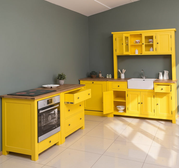 Küchenzeile aus Massivholz in Gelb- Komplette Massivholzküche mit freistehendem Geschirrschrank