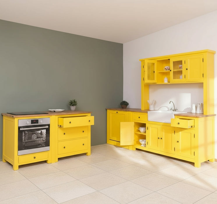 Küchenzeile aus Massivholz in Gelb- Komplette Massivholzküche mit freistehendem Geschirrschrank