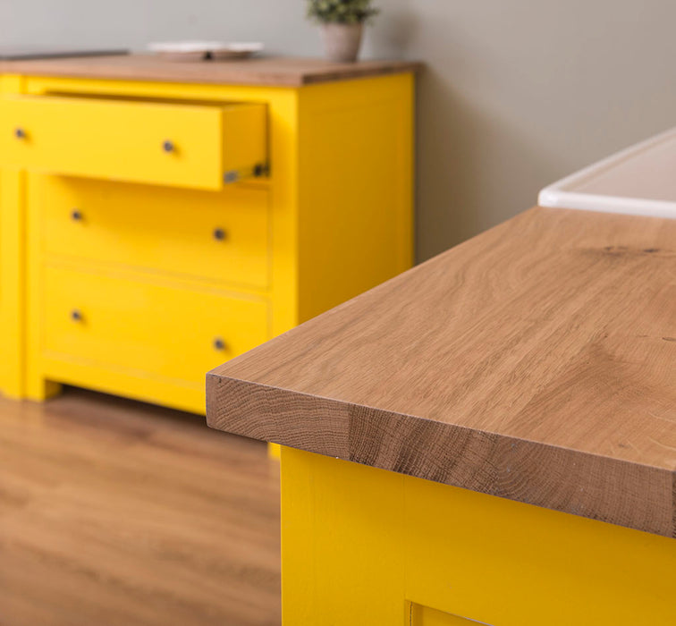 Küchenzeile aus Massivholz in Gelb- Komplette Massivholzküche mit freistehendem Geschirrschrank