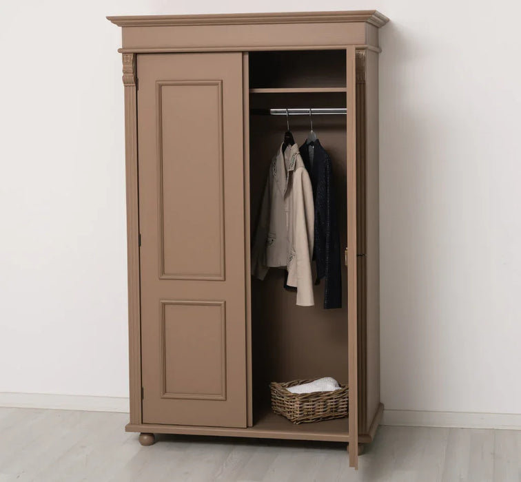 Landhaus- Kleiderschrank aus Massivholz mit Ornamenten