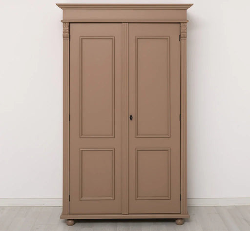 Landhaus- Kleiderschrank aus Massivholz mit Ornamenten