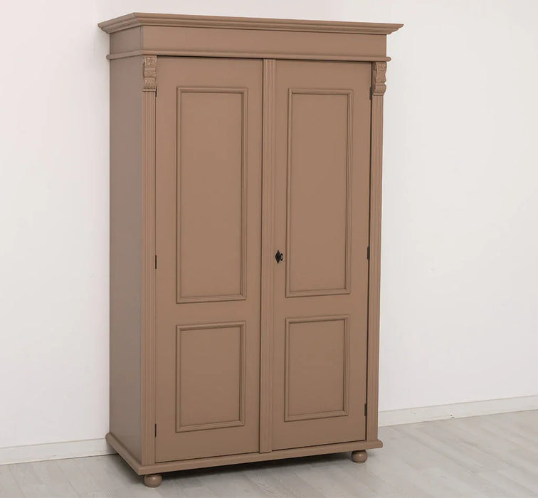 Landhaus- Kleiderschrank aus Massivholz mit Ornamenten