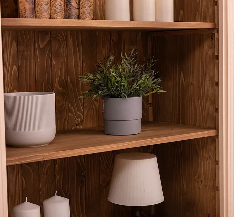 Massivholz Bücherschränke als Teil eines individuellen Wohnkonzepts 