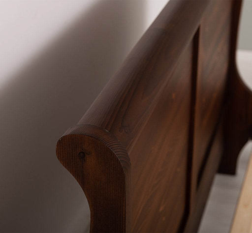 Landhausbett aus Massivholz | Klassisches Vollholzbett mit geschwungenem Kopfteil - 90 x 200