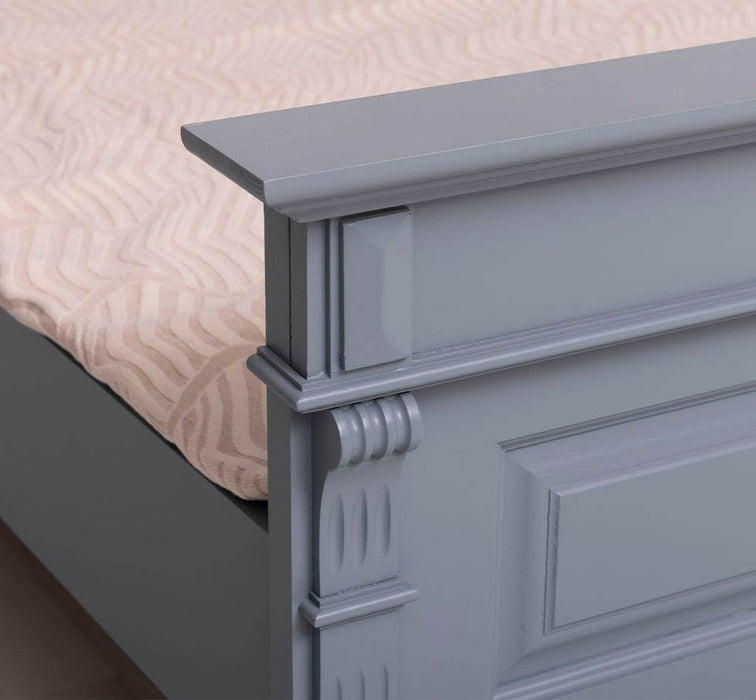 Landhausbett aus Massivholz mit Ornamenten | Luxuriöses Bett mit Fräsungen - Gebürstet / 90 x 200