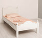 Landhausbett mit geschwungenem Kopf- und Fußteil | Stabiles Kinderbett - Weiß / 90 x 200