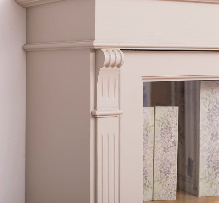 Landhausschrank aus Massivholz mit vier Türen und Ornamenten