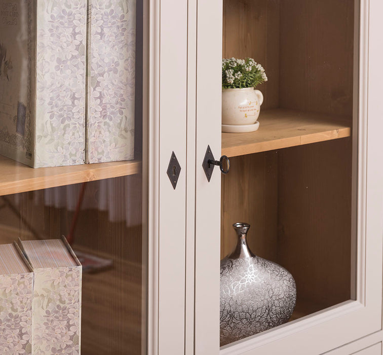 Landhausschrank aus Massivholz mit vier Türen und Ornamenten