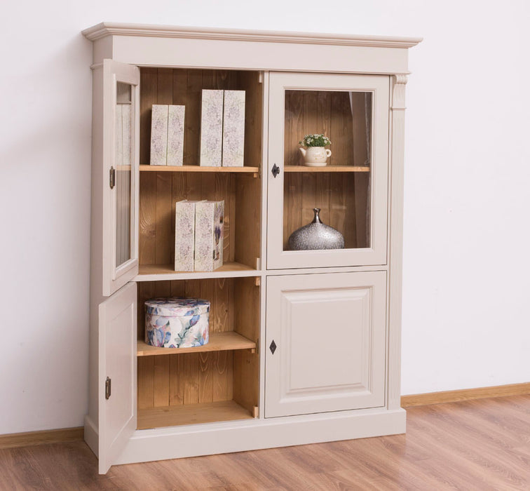 Landhausschrank aus Massivholz mit vier Türen und Ornamenten