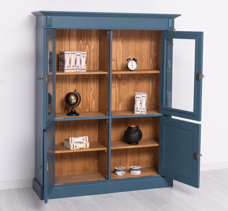 Landhausschrank aus Massivholz mit vier Türen und Ornamenten