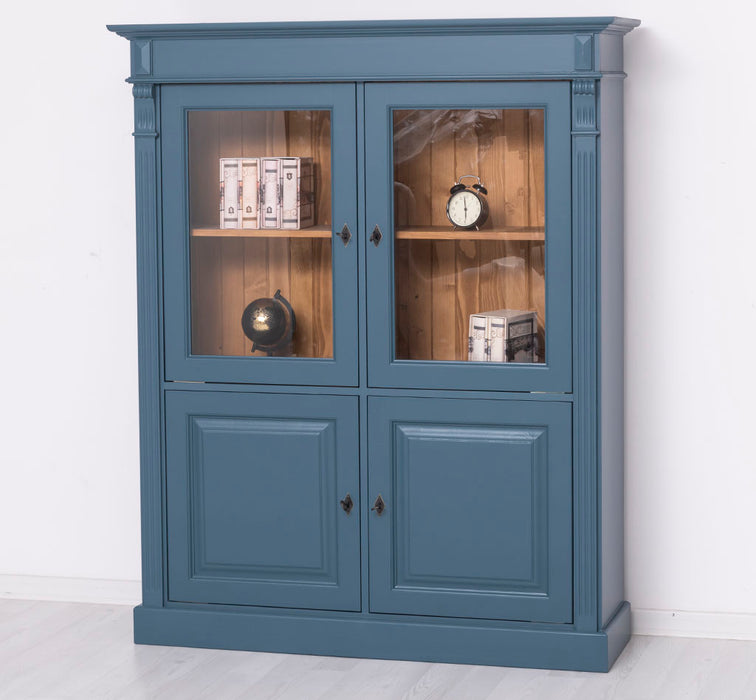 Landhausschrank aus Massivholz mit vier Türen und Ornamenten