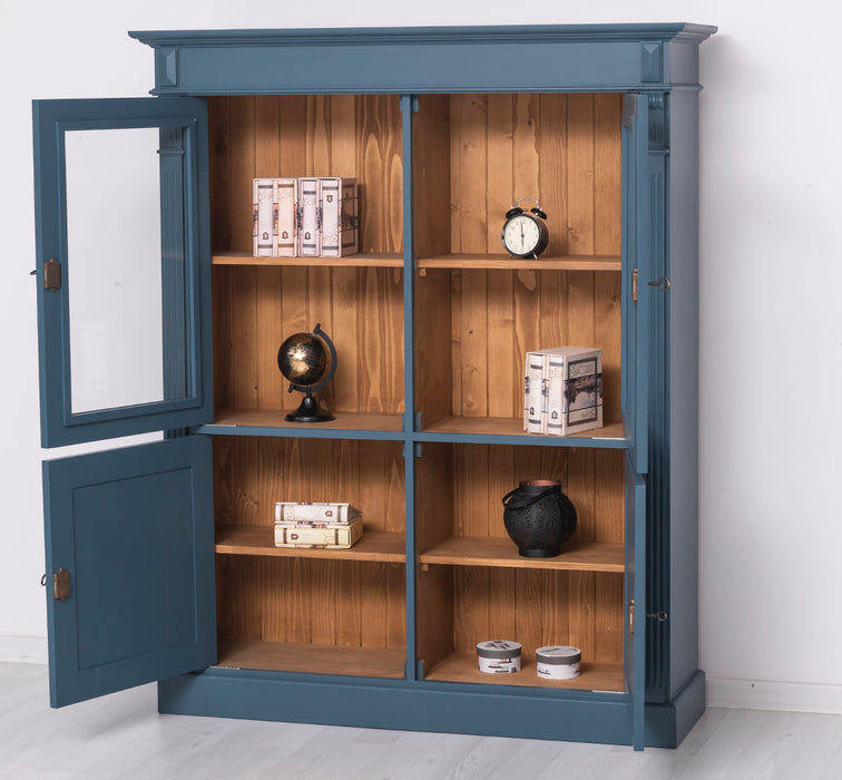 Landhausschrank aus Massivholz mit vier Türen und Ornamenten