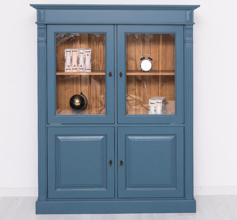 Landhausschrank aus Massivholz mit vier Türen und Ornamenten