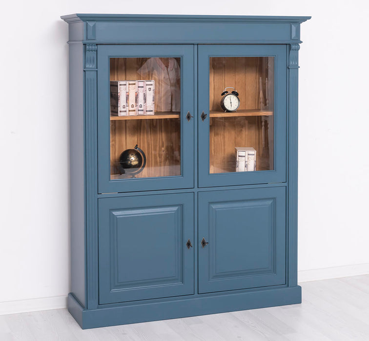 Landhausschrank aus Massivholz mit vier Türen und Ornamenten