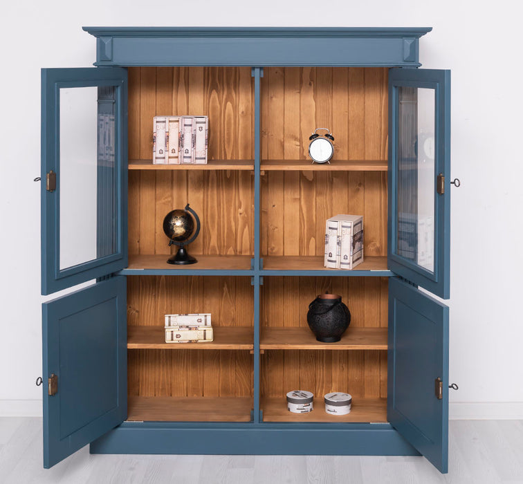 Landhausschrank aus Massivholz mit vier Türen und Ornamenten