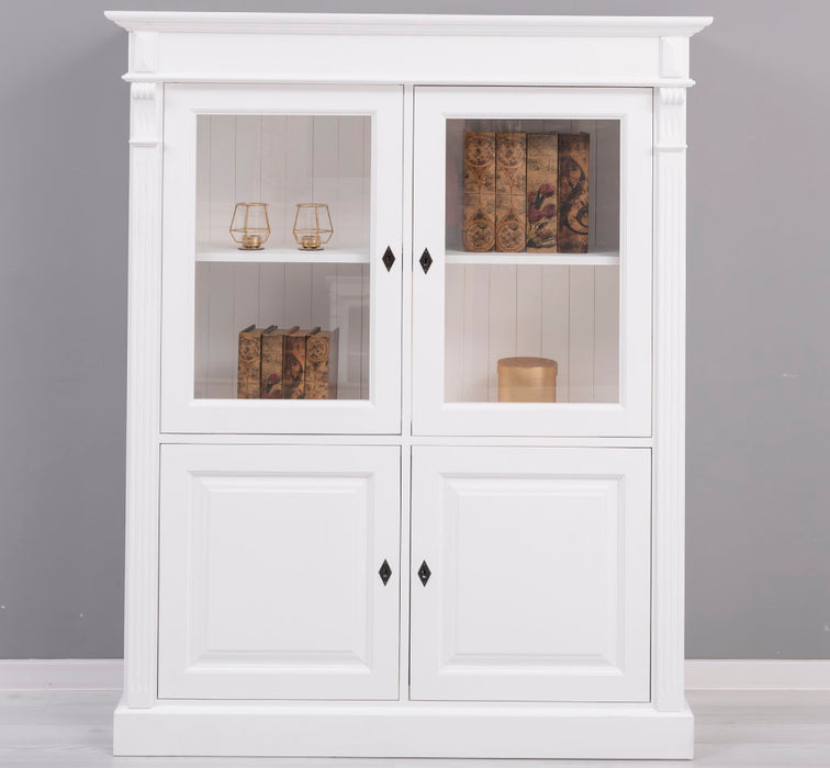 Landhausschrank aus Massivholz mit vier Türen und Ornamenten