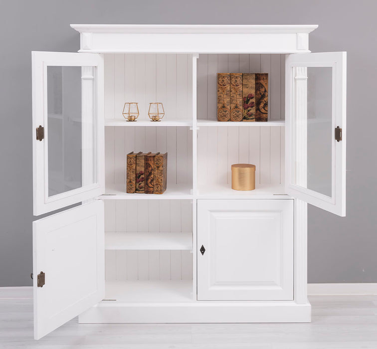 Landhausschrank aus Massivholz mit vier Türen und Ornamenten