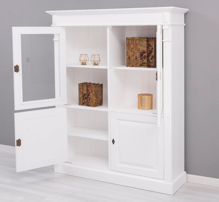 Landhausschrank aus Massivholz mit vier Türen und Ornamenten