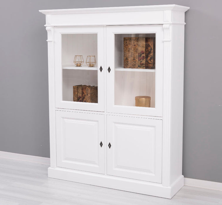 Landhausschrank aus Massivholz mit vier Türen und Ornamenten