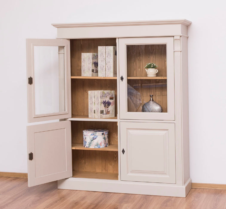 Landhausschrank aus Massivholz mit vier Türen und Ornamenten