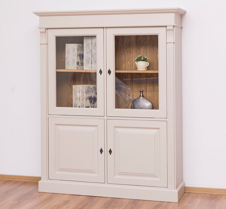 Landhausschrank aus Massivholz mit vier Türen und Ornamenten