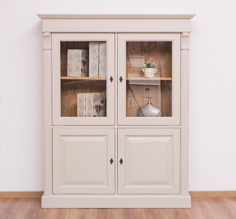 Landhausschrank aus Massivholz mit vier Türen und Ornamenten