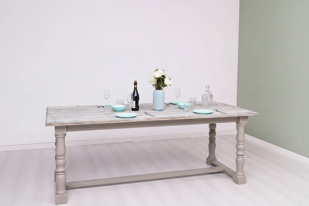 Massiver Esstisch im Landhausstil mit gedrehten Beinen