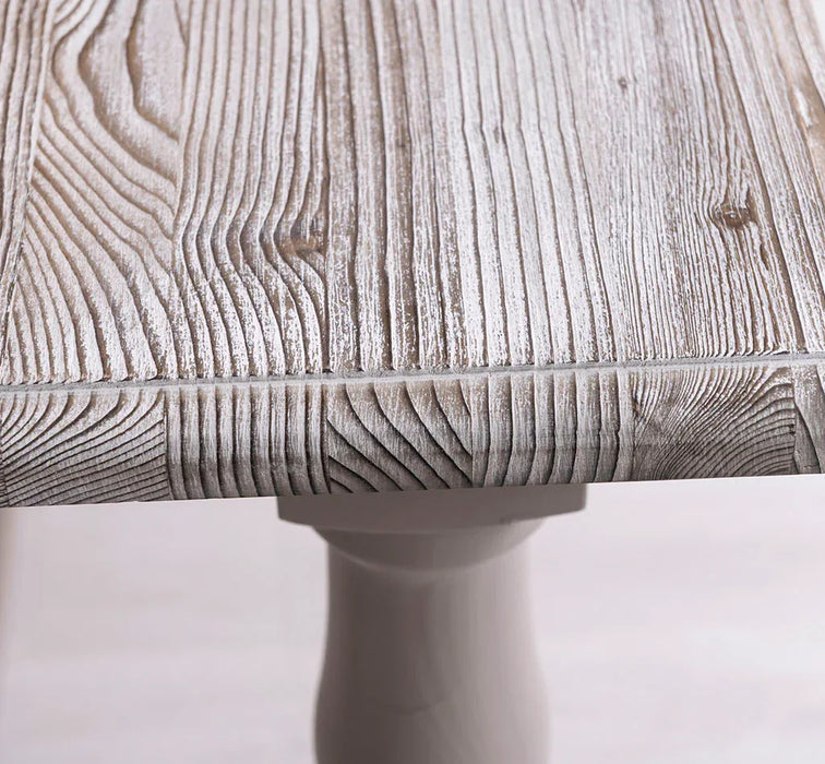 Massiver Esstisch im Landhausstil mit gedrehten Beinen