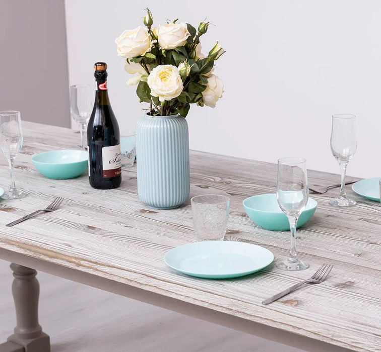 Massiver Esstisch im Landhausstil mit gedrehten Beinen