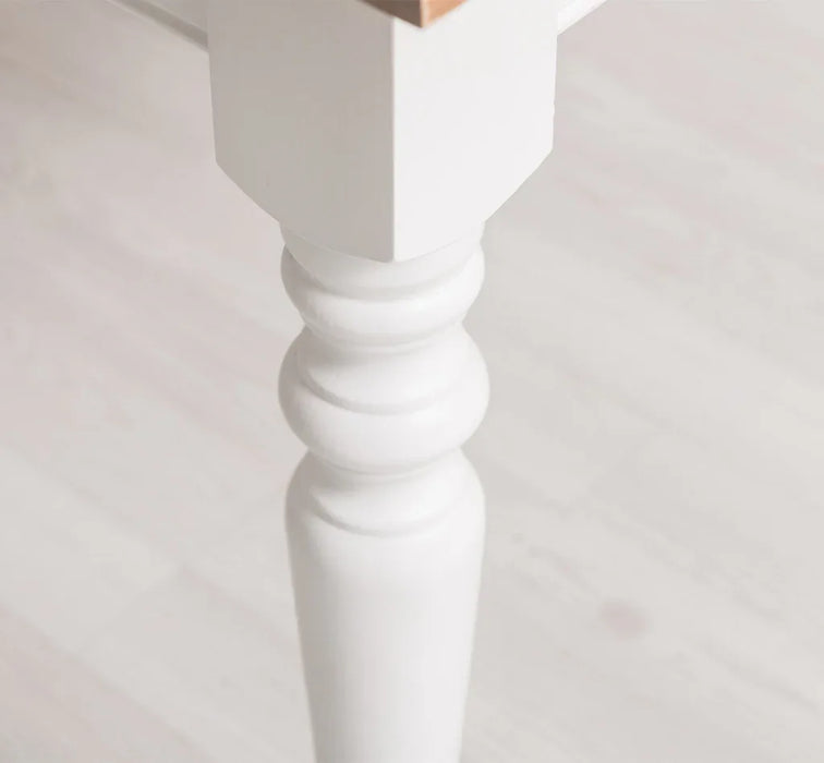 Massiver Esstisch mit drei Schubladen in verschiedenen Größen & Farben