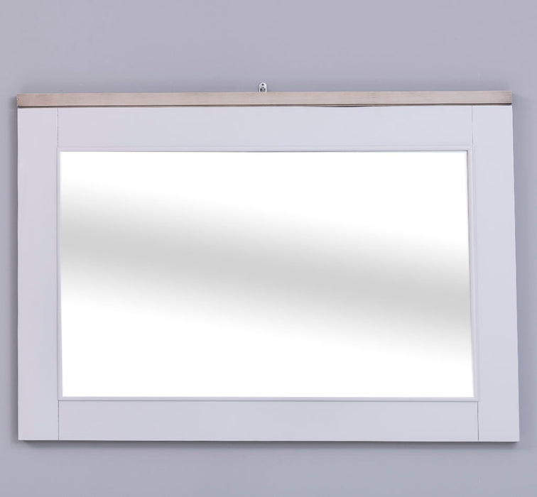 Minimalistischer Wandspiegel aus Massivholz