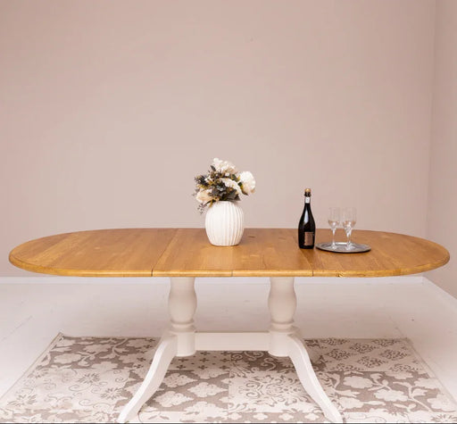 Ovaler Esstisch aus Massivholz | ausziehbar mit geschwungenen Beinen