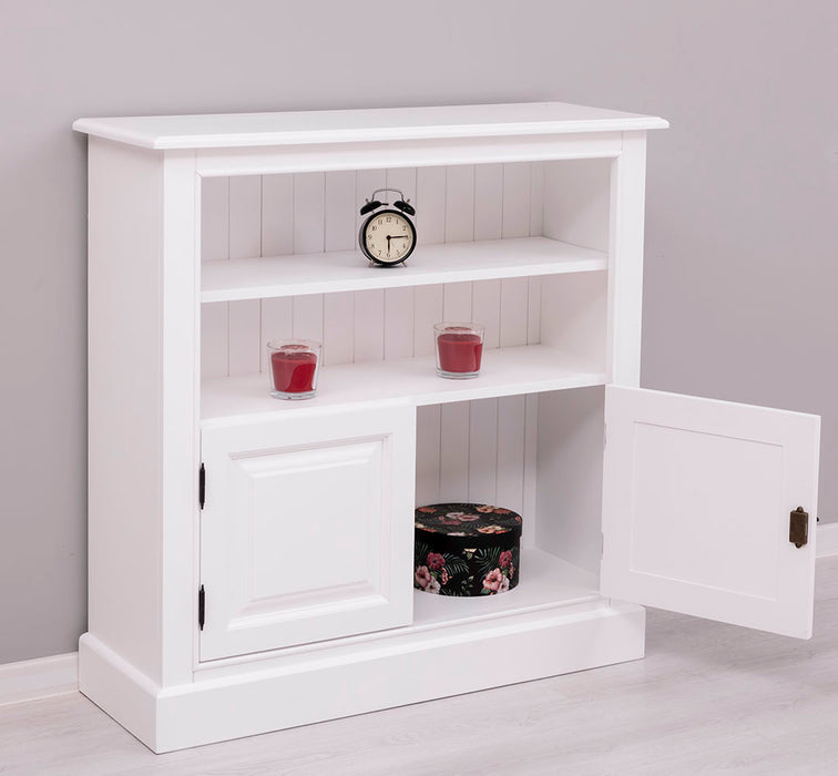 Quadratischer Kommodenschrank mit Türen im Landhausstil