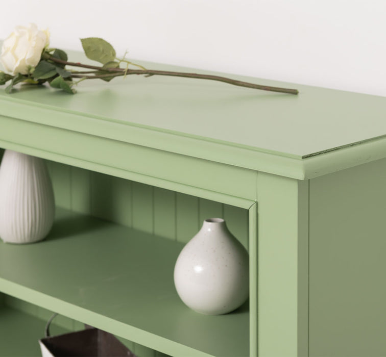 Quadratischer Kommodenschrank mit Türen im Landhausstil