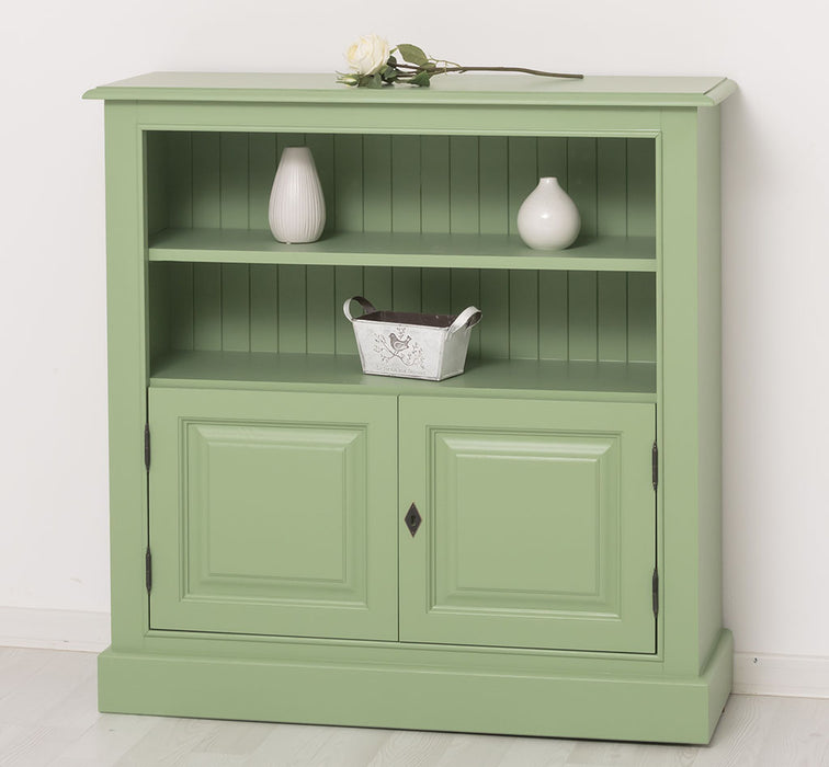 Quadratischer Kommodenschrank mit Türen im Landhausstil