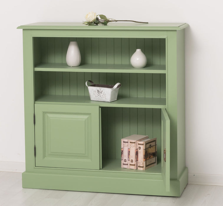 Quadratischer Kommodenschrank mit Türen im Landhausstil