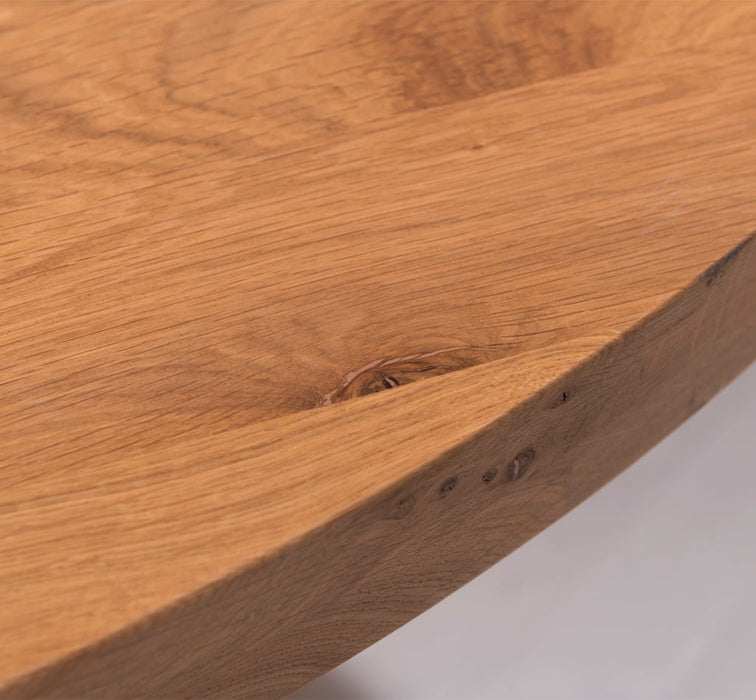 Runder-Esstisch-im-Landhausstil-aus-massiver-Eiche-Detail-Tischplatte