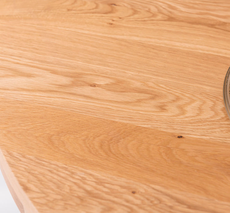 Massivholzmoebelbecker-Runder-Esstisch-im-Landhausstil-aus-massiver-Eiche-Detail-Tischplatte-Oberflaeche