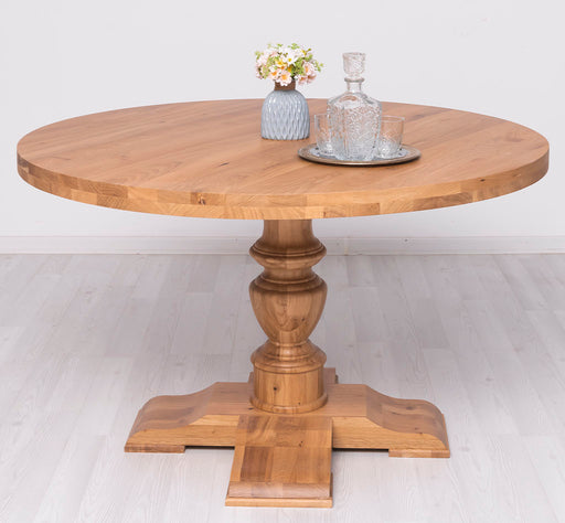 Runder-Esstisch-im-Landhausstil-aus-massiver-Eiche-Whiskyservice-Blumenvase-frontal