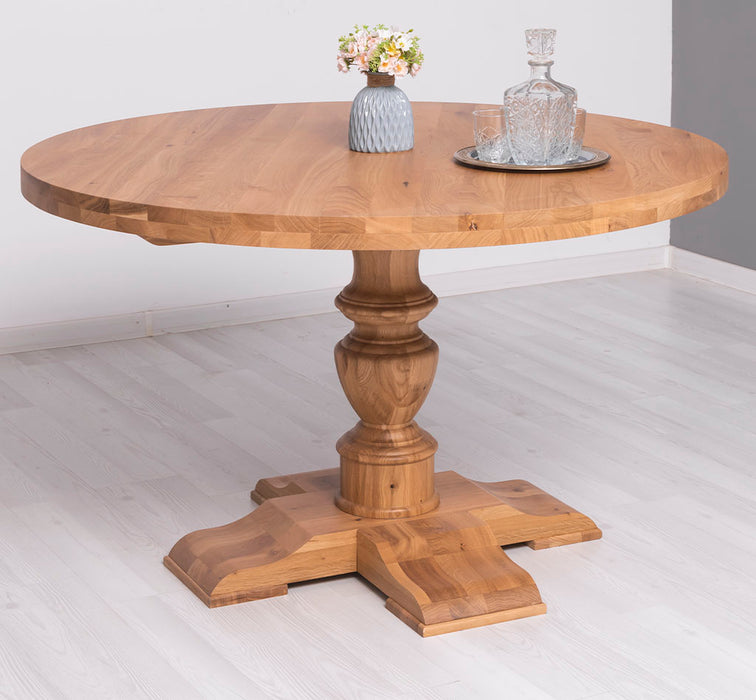 Runder-Esstisch-im-Landhausstil-aus-massiver-Eiche-Whiskyservice-Blumenvase-links