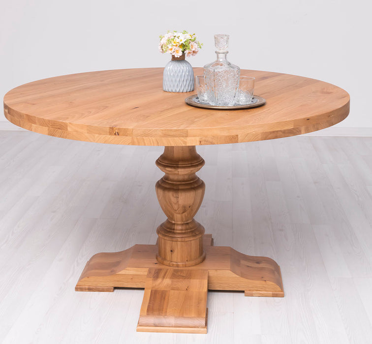 Massivholzmoebelbecker-Runder-Esstisch-im-Landhausstil-aus-massiver-Eiche-Whiskyservice-Blumenvase
