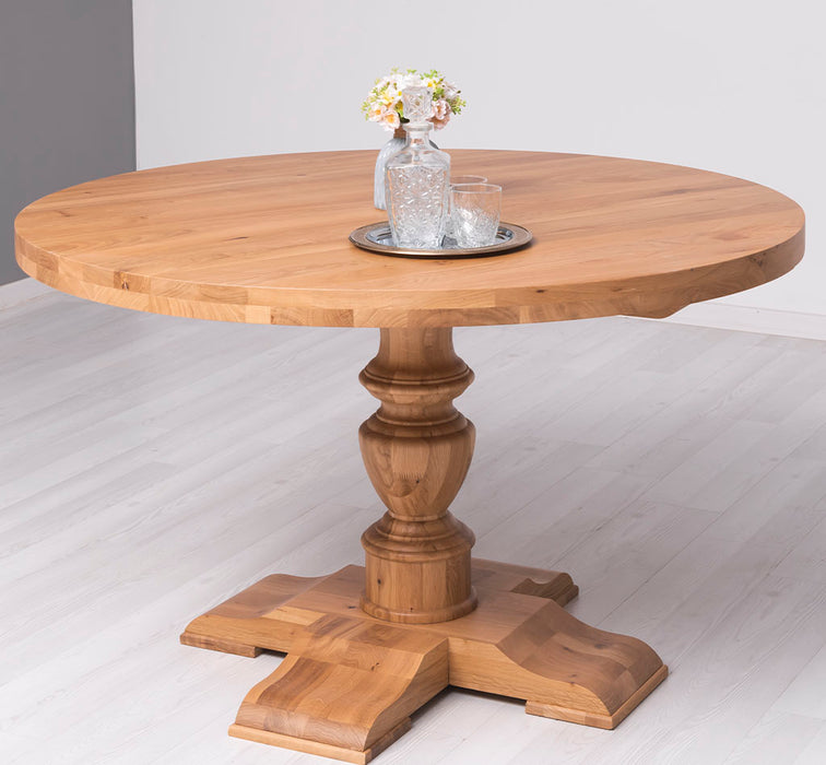 Runder-Esstisch-im-Landhausstil-aus-massiver-Eiche-Whiskyservice-Blumenvase-rechts