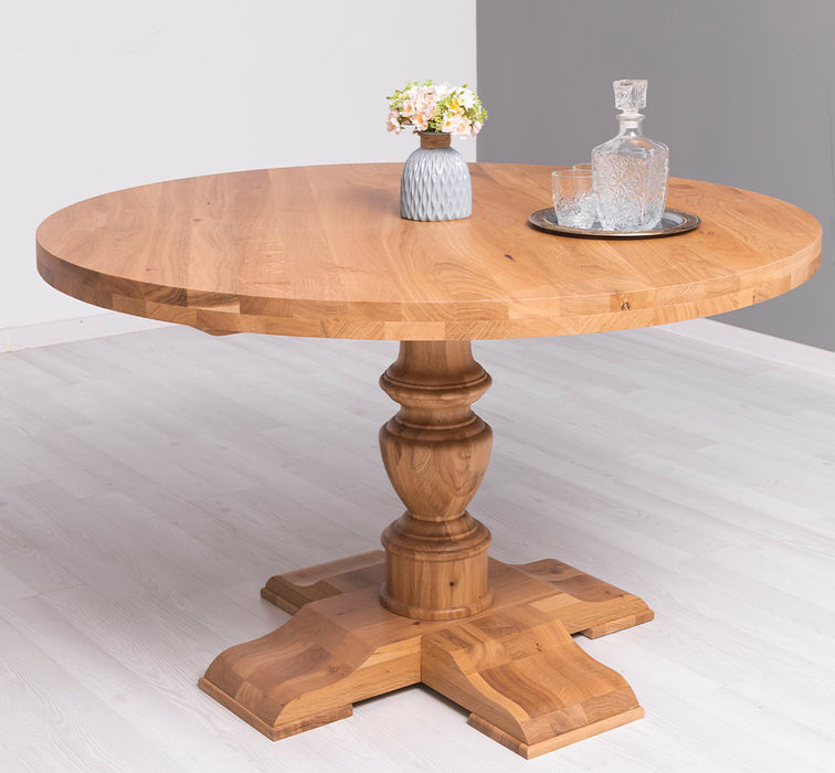 Runder-Esstisch-im-Landhausstil-aus-massiver-Eiche-Whiskyservice-Blumenvase-diagonal